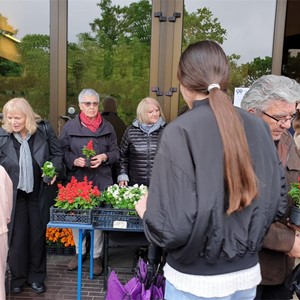 Caritas Zagrebačke nadbiskupije i župni Caritas darivali cvijeće na Majčin dan
